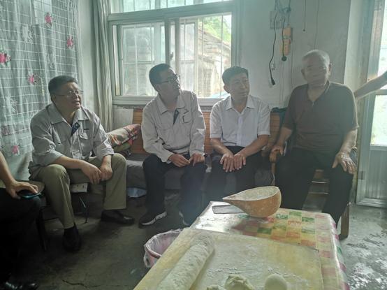 随后,到胶河新村下属的前高家村慰问有53年老党龄的高万华老人,坐下来